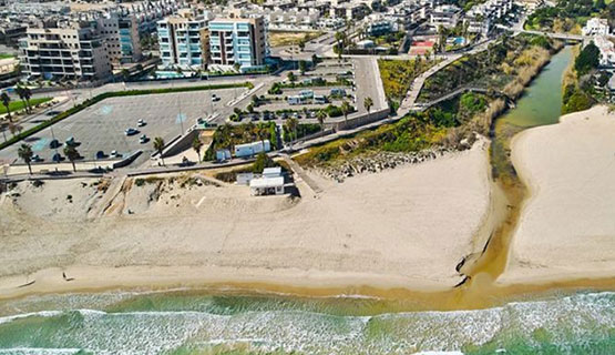 Популярный курорт закрывает на пляжах все бары и убирает шезлонги